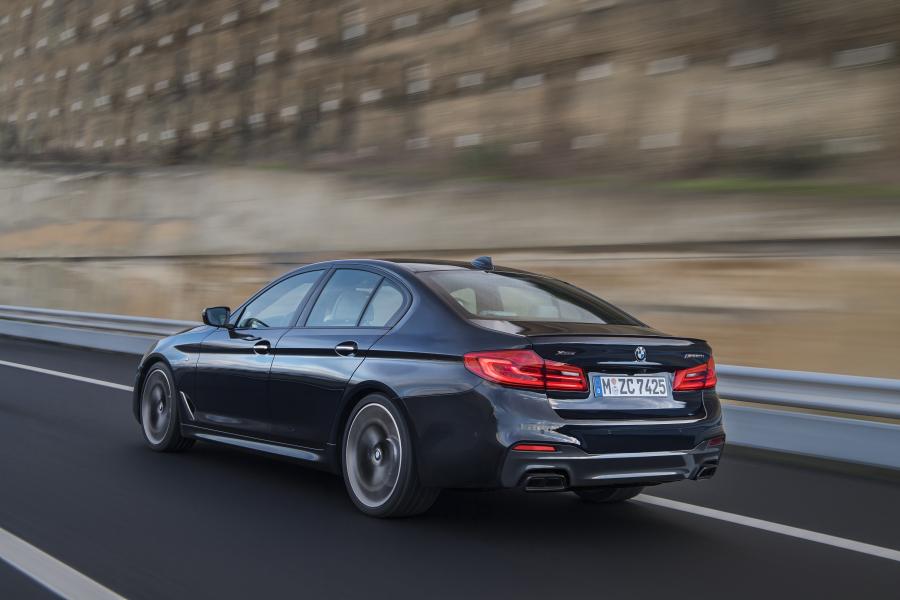  BMW M550i xDrive Sedan 2017 года  (WW) (фото 24 из 48)